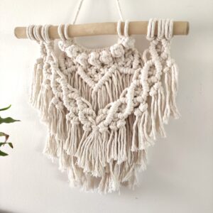 Handgemaakte macramé wandhanger gebroken wit